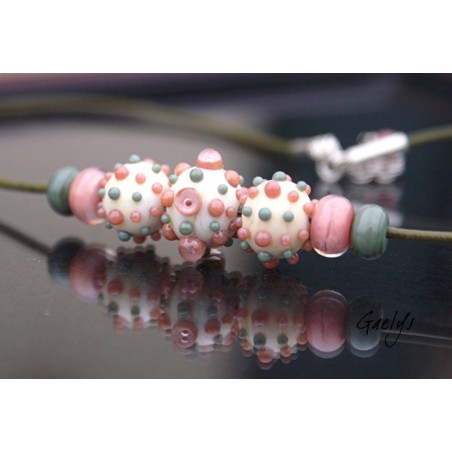 Collen - collier lampwork tons ivoire / beige / vieux rose - cordon cuir - apprêts argent