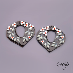 Paire de charm cuivre émaillé pour boucles d'oreille - fond noir / vert olive et fleur blanche coeur rouge