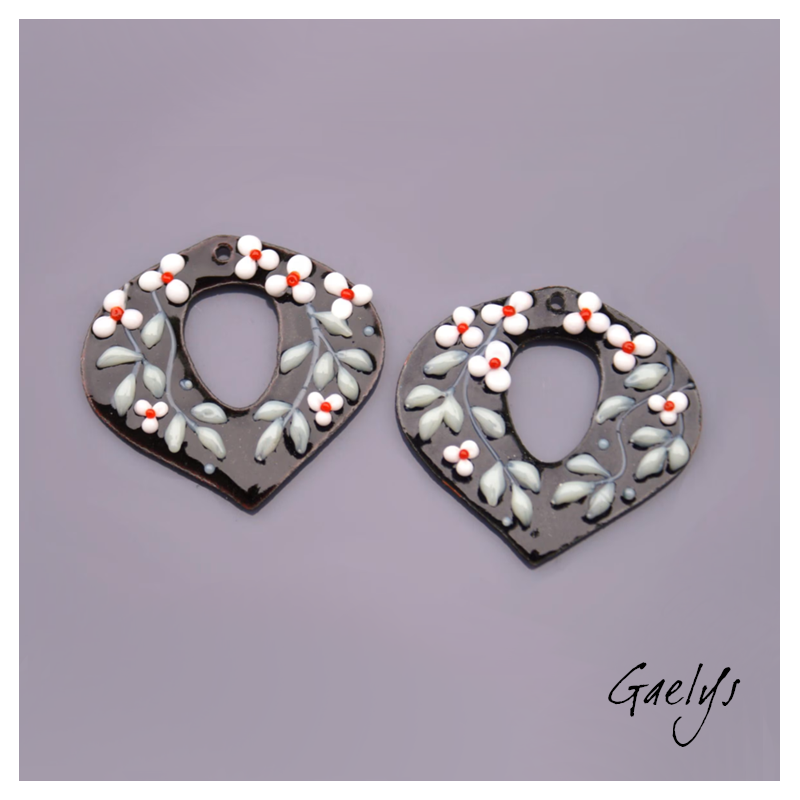 Paire de charm cuivre émaillé pour boucles d'oreille - fond noir / vert olive et fleur blanche coeur rouge