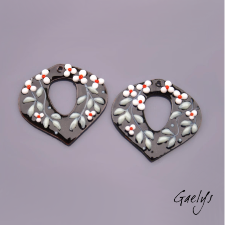 Paire de charm cuivre émaillé pour boucles d'oreille - fond noir / vert olive et fleur blanche coeur rouge