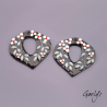 Paire de charm cuivre émaillé pour boucles d'oreille - fond noir / vert olive et fleur blanche coeur rouge
