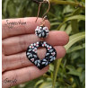 Paire de charm cuivre émaillé pour boucles d'oreille - fond noir / vert olive et fleur blanche coeur rouge