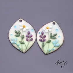 Paire de charm cuivre émaillé pour boucles d'oreille - fond bleu clair / vert doux / violet / blanc / Ciel - champêtre