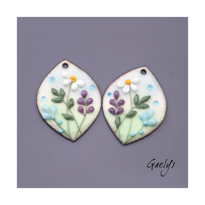 Paire de charm cuivre émaillé pour boucles d'oreille - fond bleu clair / vert doux / violet / blanc / Ciel - champêtre