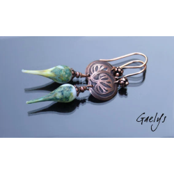 Lyrae - boucles oreilles headpin lampwork vert translucide et vert de gris - rosace en cuivre motif lierre
