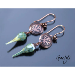 Lyrae - boucles oreilles headpin lampwork vert translucide et vert de gris - rosace en cuivre motif lierre