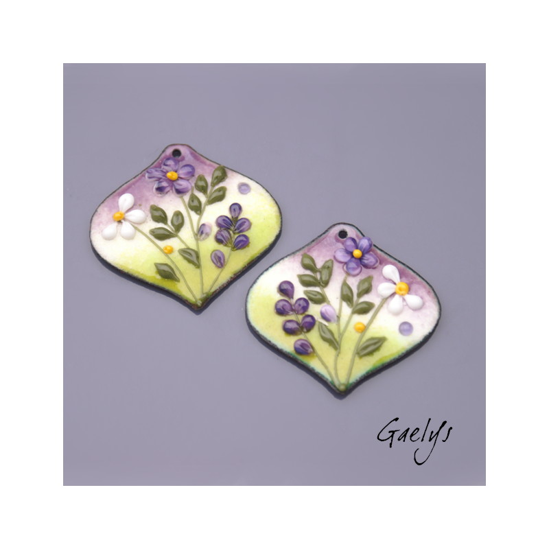 Paire de charm cuivre émaillé pour boucles d'oreille - fond violet / vert - violet / blanc - Feuillage
