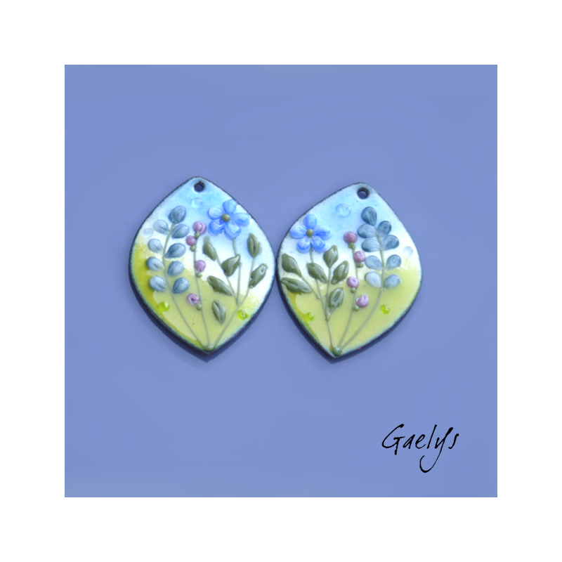 Paire de charm cuivre émaillé pour boucles d'oreille - fond bleu clair / vert doux / violet / blanc / Ciel