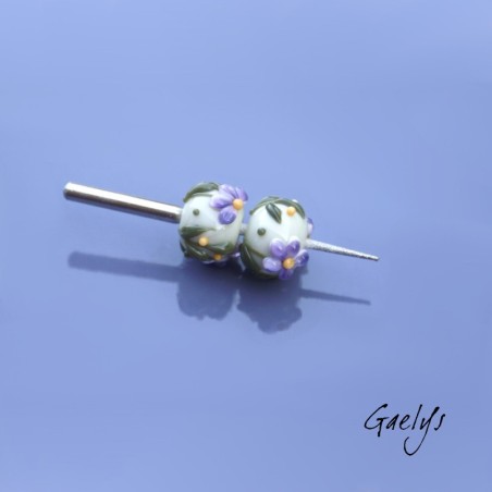 Perles Lampwork à fleurs  - fond vert d'eau / fleurs violettes / feuillage
