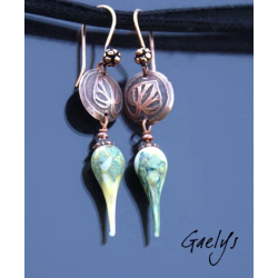 Lyrae - boucles oreilles headpin lampwork vert translucide et vert de gris - rosace en cuivre motif lierre
