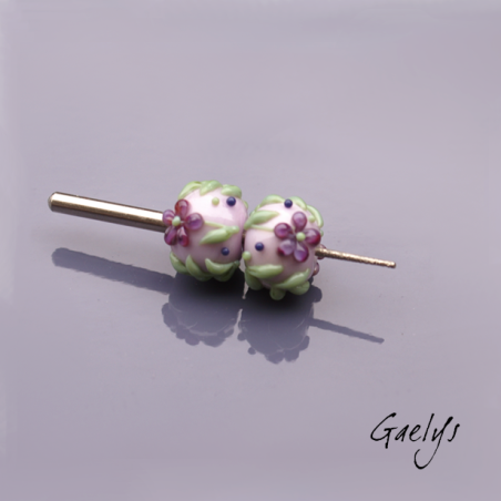 Perles Lampwork à fleurs - duo de perles rondelle 4 fleurs  - fond rode nude / fleurs violettes, feuillage olive