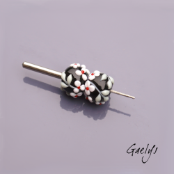 Perles Lampwork à fleurs - duo de perles rondes - fleurs  - fond noir / fleurs blanche coeur rouge, vert d'eau