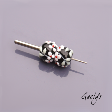 Perles Lampwork à fleurs - duo de perles rondes - fleurs  - fond noir / fleurs blanche coeur rouge, vert d'eau