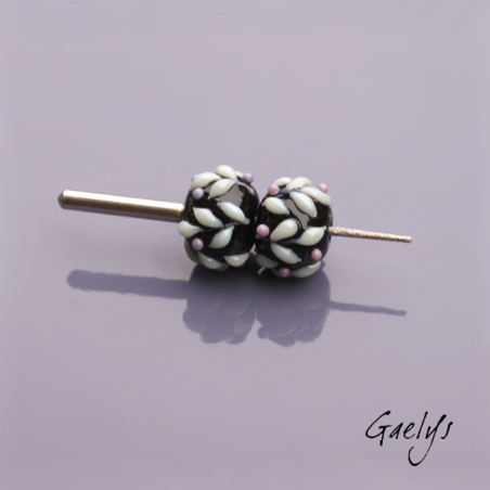 Perles Lampwork à fleurs - duo de perles rondelle  - fond noir /feuillage olivier