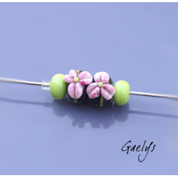 Duo de perles rondelle 1 fleur + 2 spacers vert  - fond noir / ligne verte / fleur rose frits fuschia