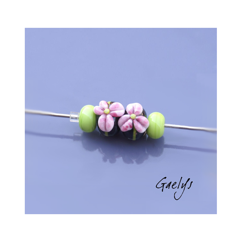 Duo de perles rondelle 1 fleur + 2 spacers vert  - fond noir / ligne verte / fleur rose frits fuschia
