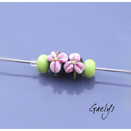 Duo de perles rondelle 1 fleur + 2 spacers vert  - fond noir / ligne verte / fleur rose frits fuschia