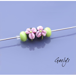 Duo de perles rondelle 1 fleur + 2 spacers vert  - fond noir / ligne verte / fleur rose frits fuschia