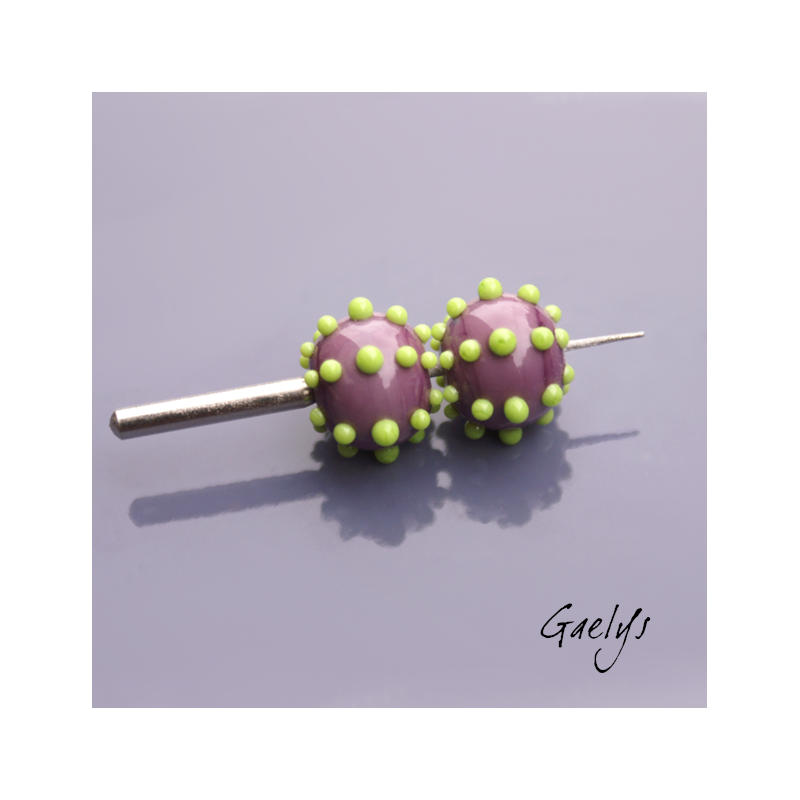 Perles Lampwork à picots oursin - duo de perles rondes avec points - violet / vert anis