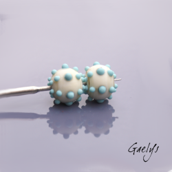 Perles Lampwork à picots oursin - duo de perles rondes avec points - ivoire / bleu turquoise - Verre DEPOLI
