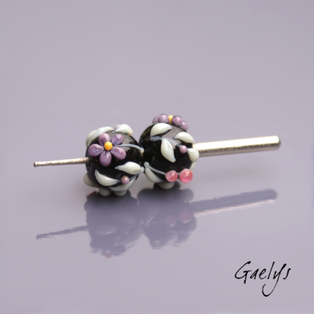 Perles Lampwork à fleurs - duo de perles rondelle 4 fleurs  - fond noir / fleurs violet, ivoire et rose / feuillage