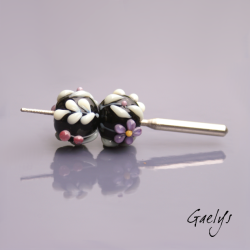 Perles Lampwork à fleurs - duo de perles rondelle 4 fleurs  - fond noir / fleurs violet, ivoire et rose / feuillage