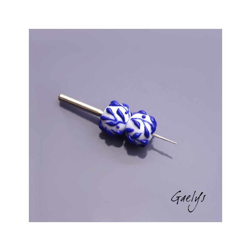 Perles Lampwork à fleurs - duo de perles "rondelle"  - fond blanc /feuillage bleu cobalt