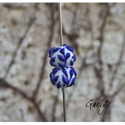 Perles Lampwork à fleurs - duo de perles "rondelle"  - fond blanc /feuillage bleu cobalt