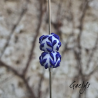 Perles Lampwork à fleurs - duo de perles "rondelle"  - fond blanc /feuillage bleu cobalt