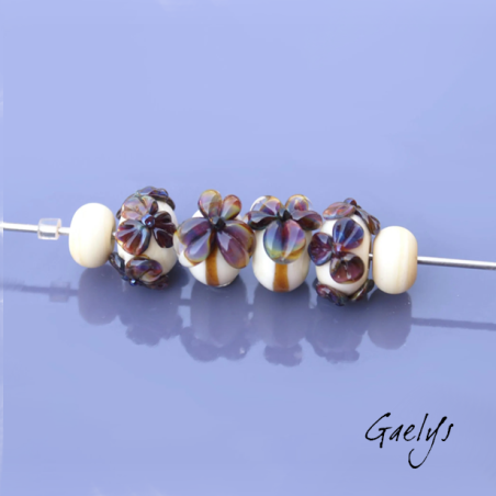 Perles Lampwork à fleurs - set de 4 perles rondelle + 2 spacer depolis - fond ivoir / fleurs dark  multicolore