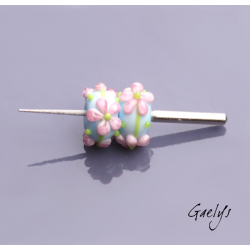 Perles Lampwork à fleurs - duo de perles rondelle 3 fleurs  - fond bleu ciel / fleurs rose / liseret vert