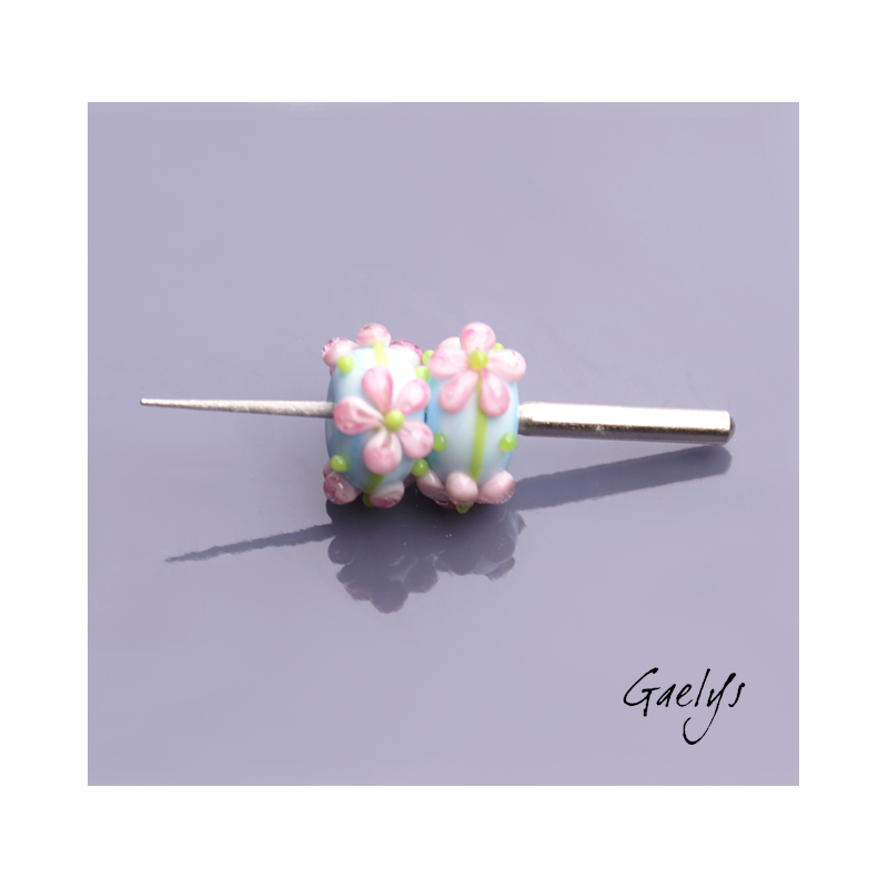 Perles Lampwork à fleurs - duo de perles rondelle 3 fleurs  - fond bleu ciel / fleurs rose / liseret vert