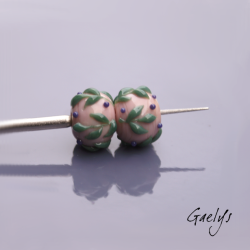 Perles Lampwork à fleurs - duo de perles rondelle  - fond nude /feuillage vert olive