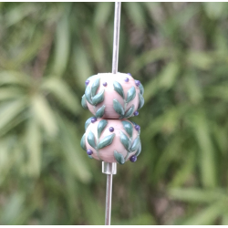 Perles Lampwork à fleurs - duo de perles rondelle  - fond nude /feuillage vert olive
