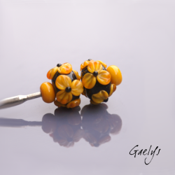 Perles Lampwork à fleurs - duo de perles rondelle + 2 minis  - fond noir / fleurs pensée jaune orangé