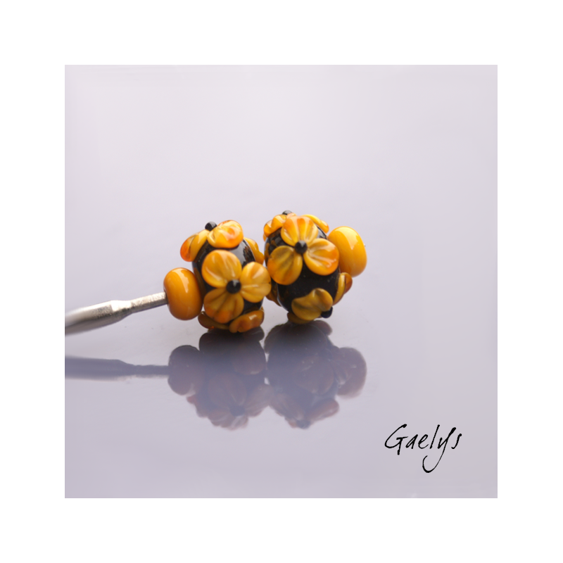 Perles Lampwork à fleurs - duo de perles rondelle + 2 minis  - fond noir / fleurs pensée jaune orangé