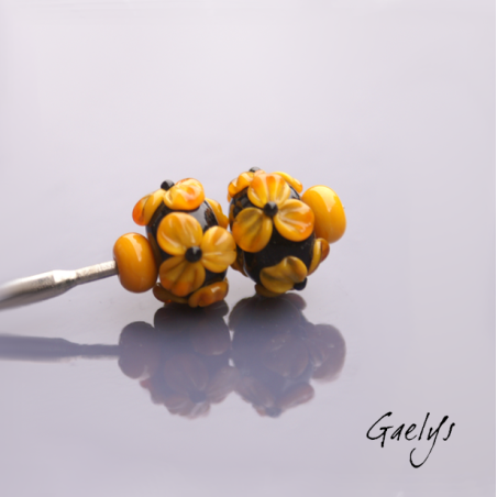 Perles Lampwork à fleurs - duo de perles rondelle + 2 minis  - fond noir / fleurs pensée jaune orangé