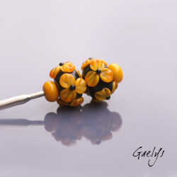 Perles Lampwork à fleurs - duo de perles rondelle + 2 minis  - fond noir / fleurs pensée jaune orangé