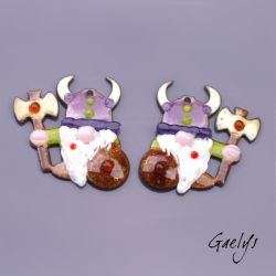 Charm cuivre émaillé - vert / violet / marron / blanc / or - gnome à la hache - bouclier soudé