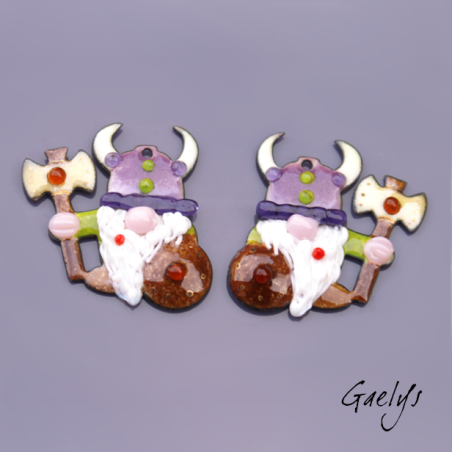 Charm cuivre émaillé - vert / violet / marron / blanc / or - gnome à la hache - bouclier soudé