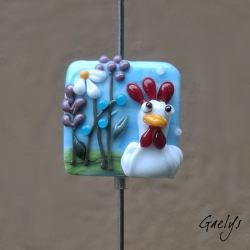 Coquette - petite poulette blanche dans les près - Animaux de verre Gaelys
