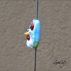 Coquette - petite poulette blanche dans les près - Animaux de verre Gaelys