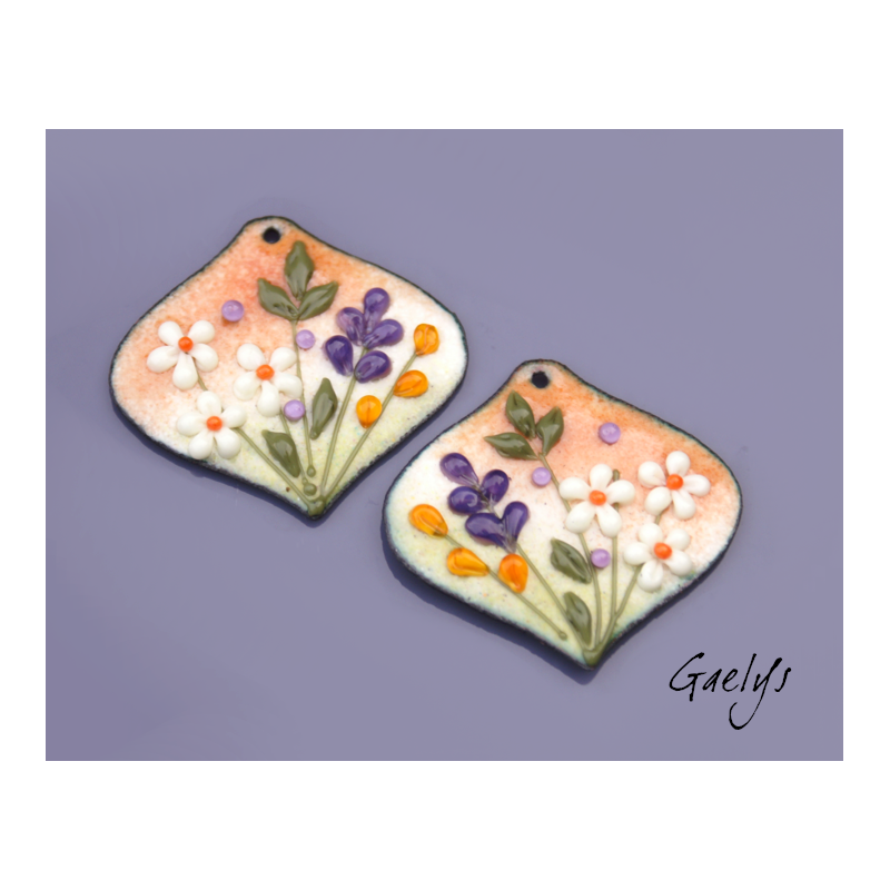 Paire de charm cuivre émaillé pour boucles d'oreille - fond pêche / vert / orange / violet / blanc