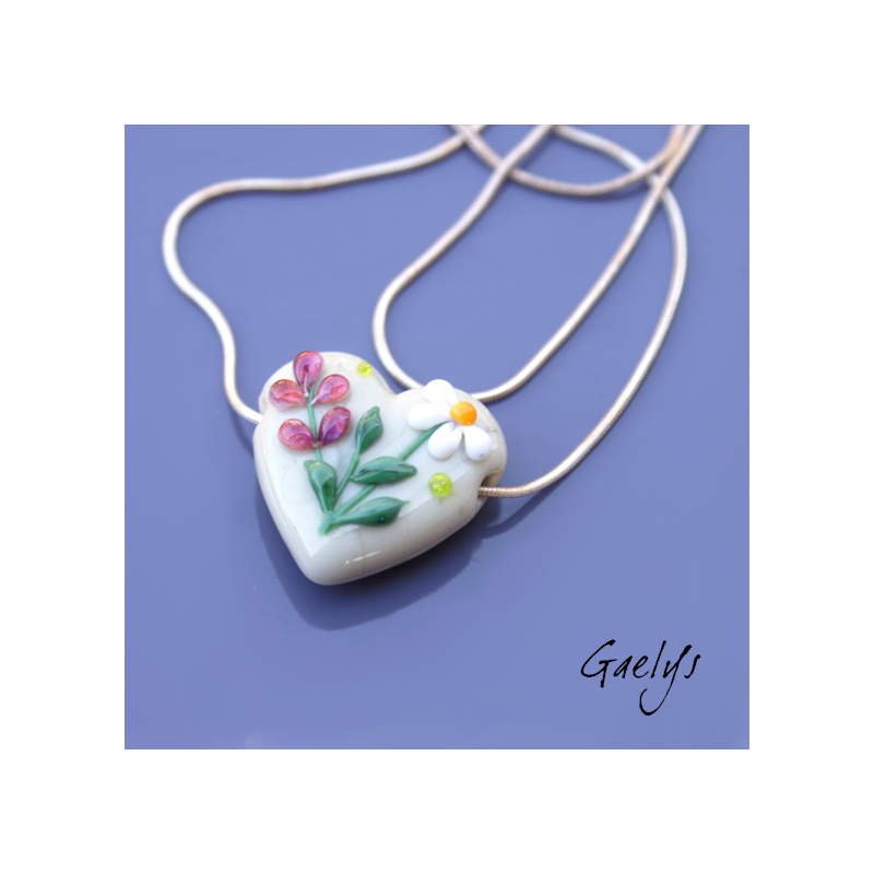 Perle Coeur fond vert doux décor champêtre