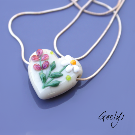 Perle Coeur fond vert doux décor champêtre