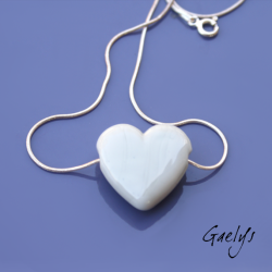Perle Coeur fond vert doux décor champêtre