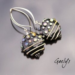 Célime - Boucle d'oreille galet motif stringer et picots montage argent - noir / multicolor