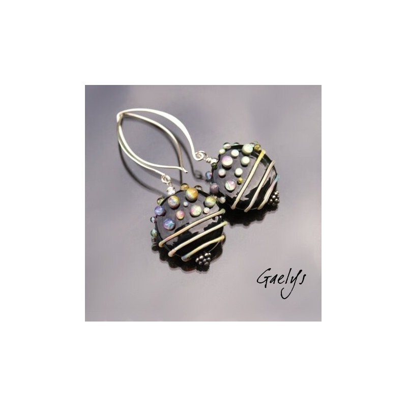 Célime - Boucle d'oreille galet motif stringer et picots montage argent - noir / multicolor
