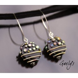Célime - Boucle d'oreille galet motif stringer et picots montage argent - noir / multicolor