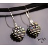 Célime - Boucle d'oreille galet motif stringer et picots montage argent - noir / multicolor